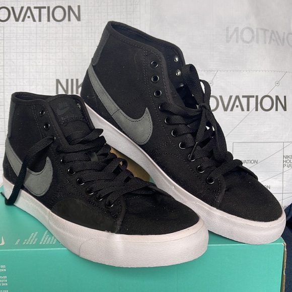 Nike Skate Shoes
Nike SB Blazer Court Mid
Premium
•Black/Anthracite
•FB1378-001 - Picture 4 of 16